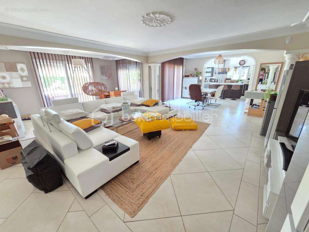 Magnifique Propriété de charme de 204m² à Chaulgnes avec Piscine et dépendances - photo 2