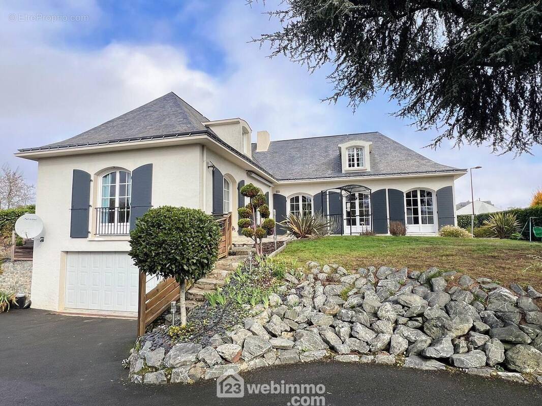 Charmante maison de 185 m² avec 3 grandes chambres sur sous-sol. - Maison à CHALONNES-SUR-LOIRE