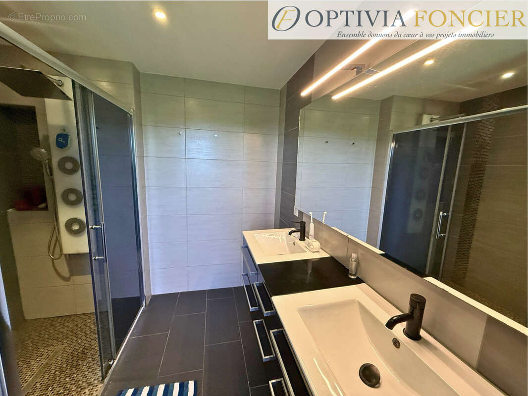 Maison contemporaine 2014 - T8 -  DPE : B 197 m2 - 1300 m2 de terrain - photo 12