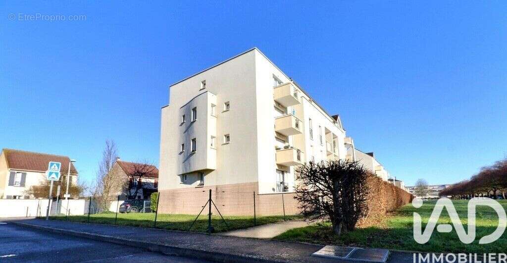 Photo 2 - Parking à MOISSY-CRAMAYEL