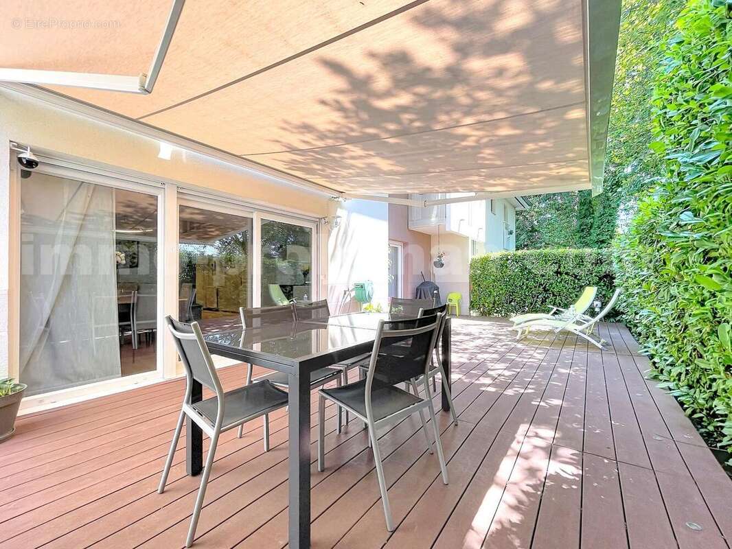 Maison_Annemasse_grand_espace_proche_ecole_genève_frontière_suisse_ceva_bus_commerces_lumineux_calme_sejour_salle_a_manger_dégagement_cuisine_terrasse_extérieur_ - Maison à AMBILLY