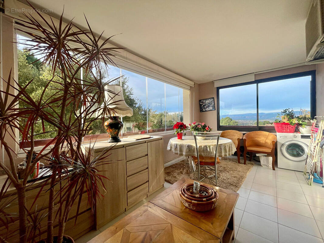Appartement à ROQUEBRUNE-SUR-ARGENS