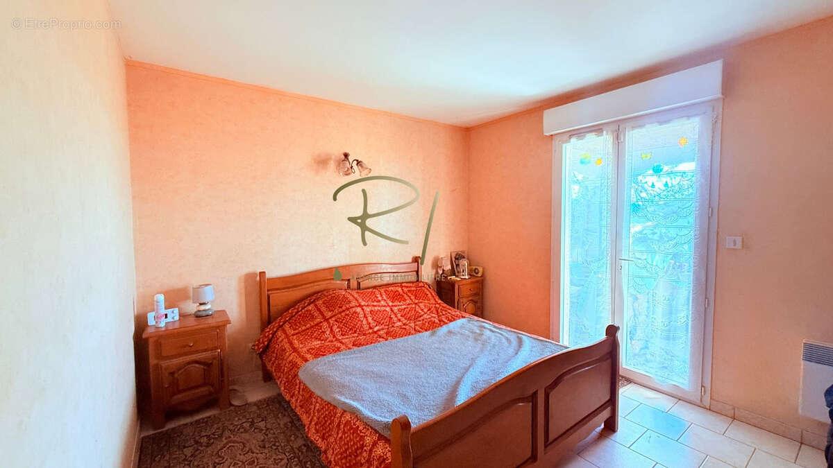 Maison à SAINT-JEAN-DE-MARUEJOLS-ET-AVEJAN