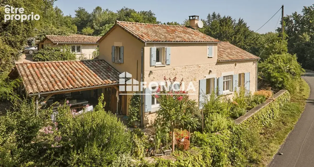 À Eyraud-Crempse-Maurens, découvrez cette maison de 118 m² aux beaux volumes. Un bien alliant confort et potentiel, proposé à 29 - photo 2