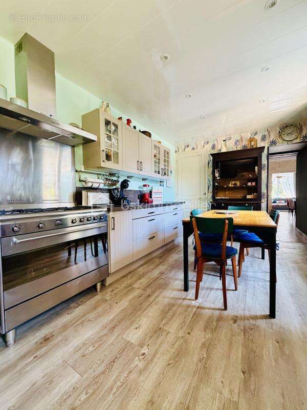 ALBERT – Rue Hoche – Maison familiale de 212 m², 8 chambres, garage, cour sur l’Ancre et vue sur la Basilique - photo 10