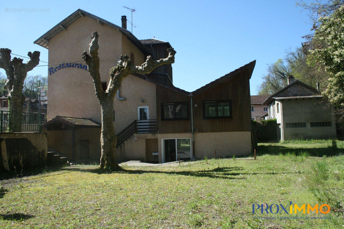 200 m² à Saint-Jean-De-Moirans  - photo 2