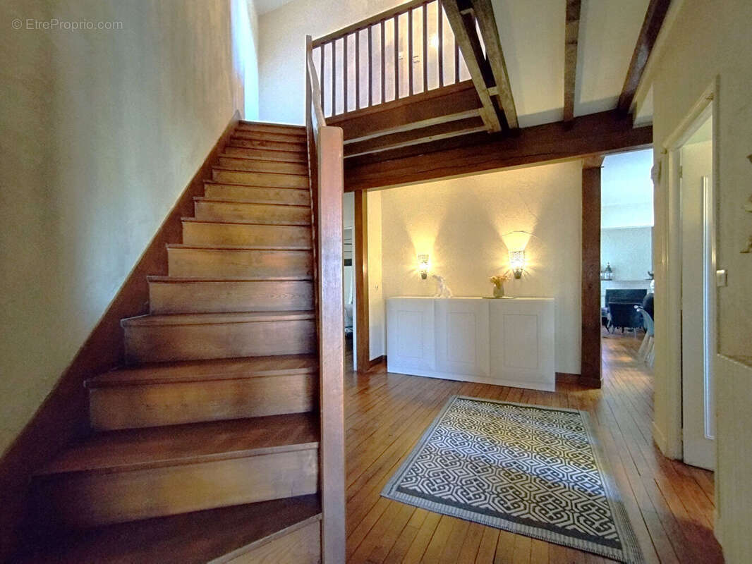 Un véritable cocon familial avec 5 chambres, deux garages et un magnifique jardin, à seulement quelques minutes de Tours et de l - photo 12