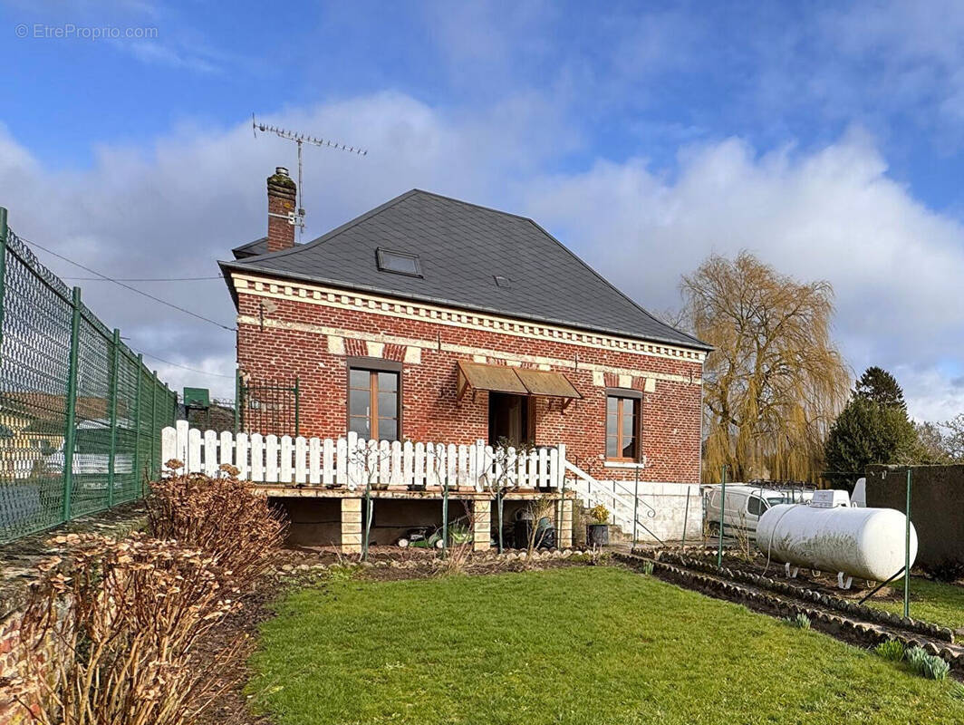 Maison à ESMERY-HALLON