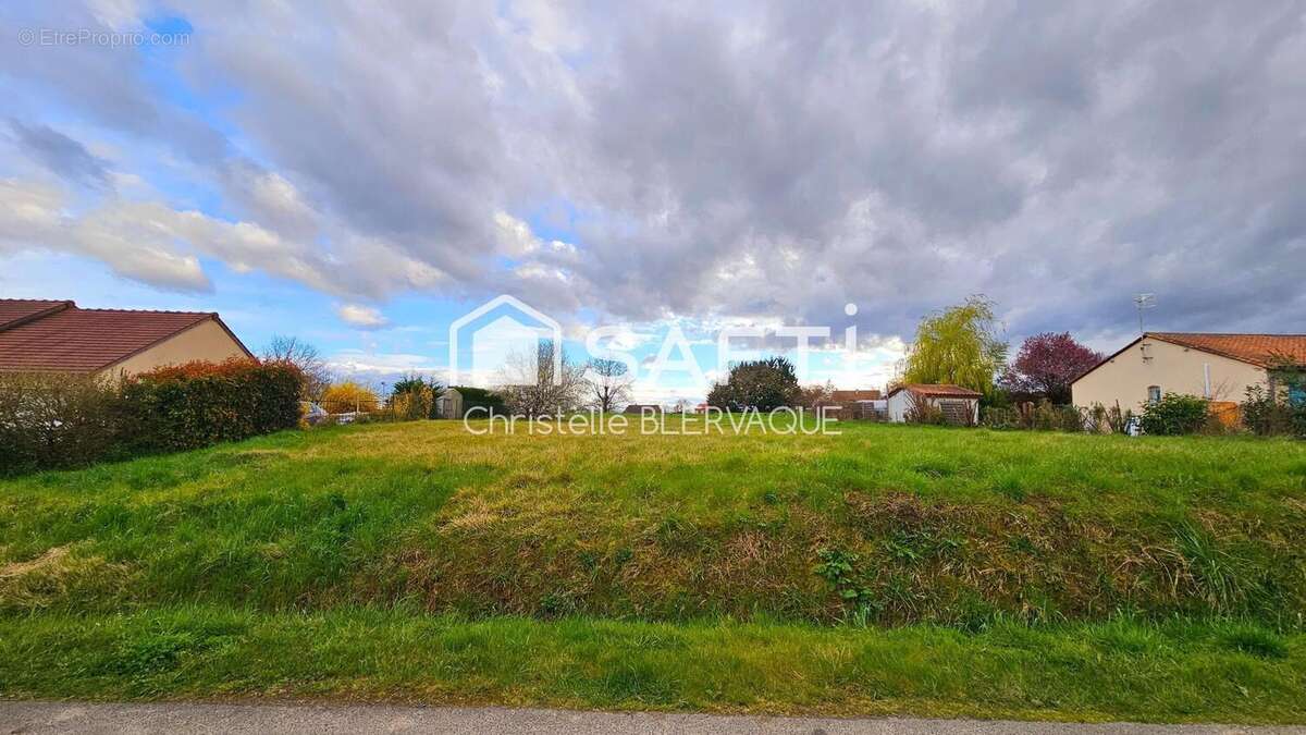 Terrain 1573 m² à Coussay-Les-Bois  - photo 2