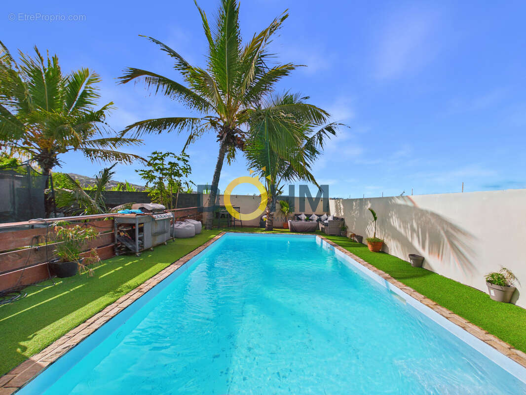 À Saint-Joseph, villa de standing avec piscine à 360 000 € - photo 2