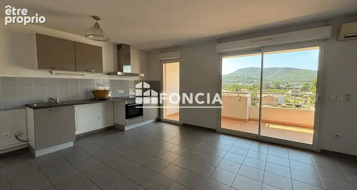 HYÈRES OUEST – T4 traversant de 78 m² au 3ème étage, grande terrasse plein sud sans vis-à-vis et garage - photo 4