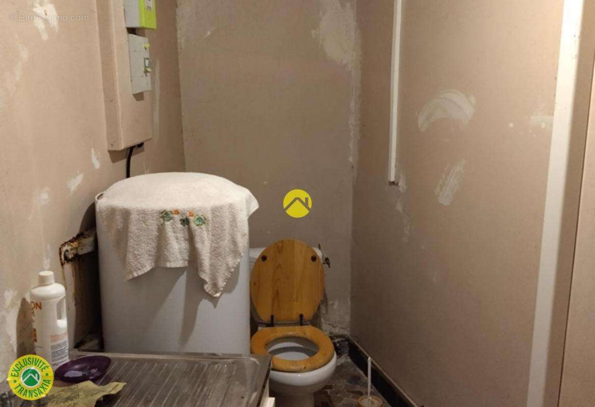 Commerce à LURCY-LEVIS