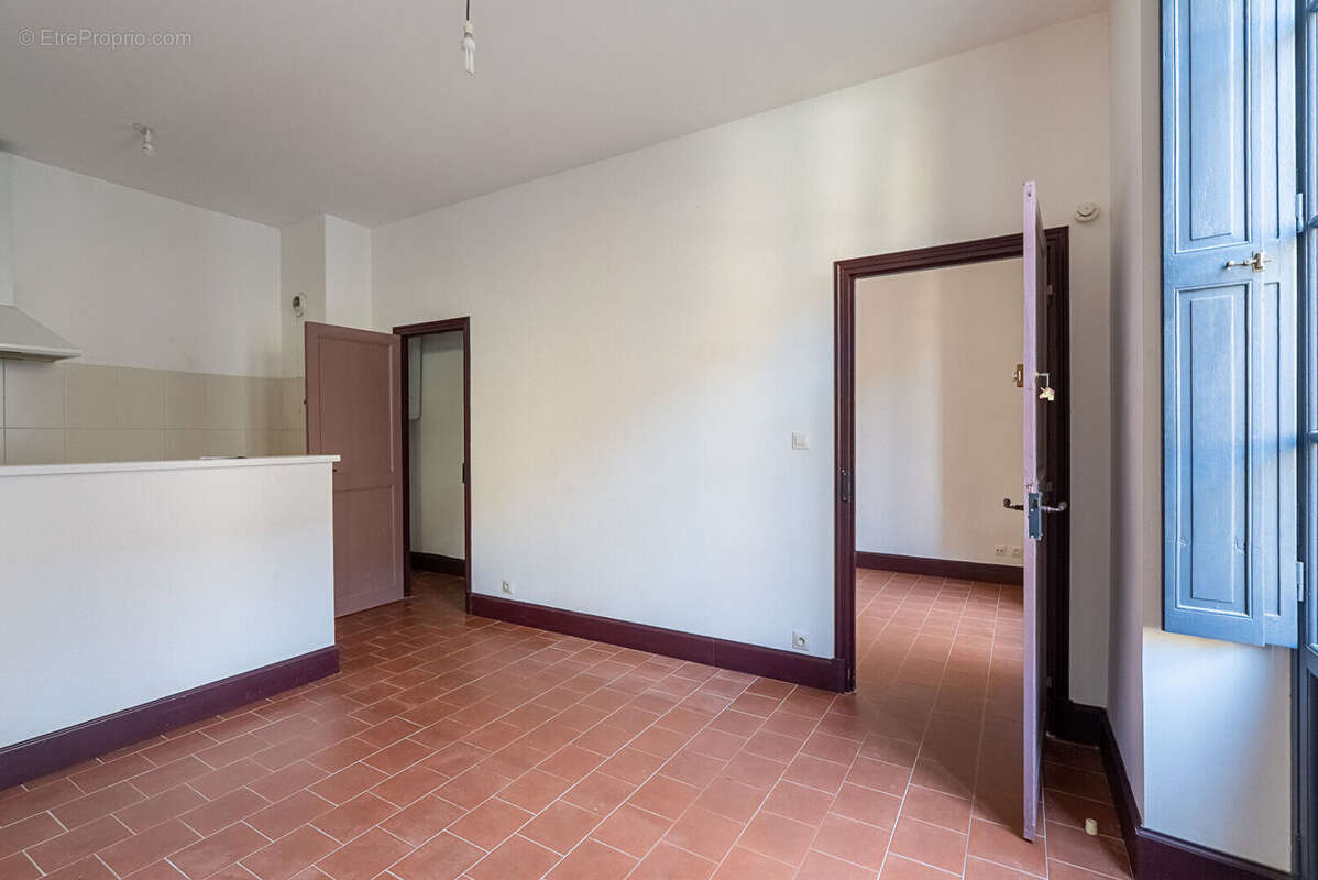 CARCASSONNE - PROCHE GAMBETTA  Superbe immeuble rénové avec cour (7 appart. 2 com.) sans copropriété - photo 14