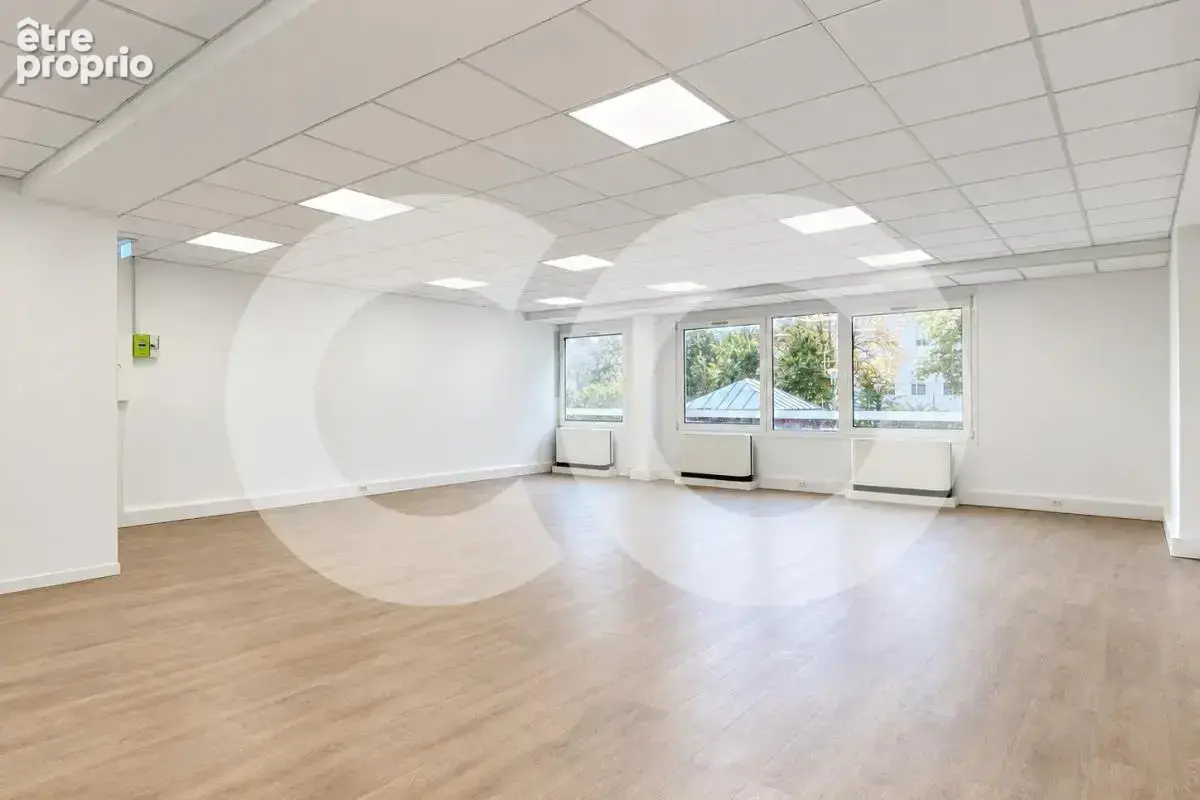 Boulogne-Billancourt, Bureaux rénovés, lumineux et au calme, dans un immeuble de standing en cœur d’îlot face à un parc - photo 4