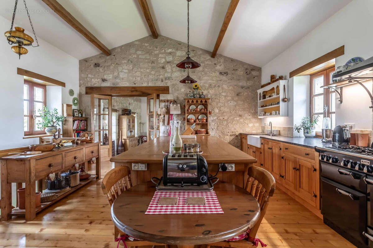 Maison de campagne avec piscine, dépendances, grange, terrain. - photo 4