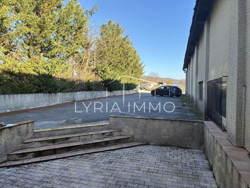 Local d'activite a vendre - 800 m2 - proche autoroute - photo 7