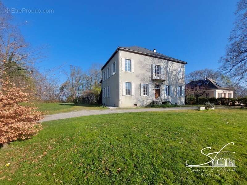 A vendre - Demeure de caractère au fort potentiel - 14 pièces - Saint-Hélène-du-Lac (73800) - photo 3