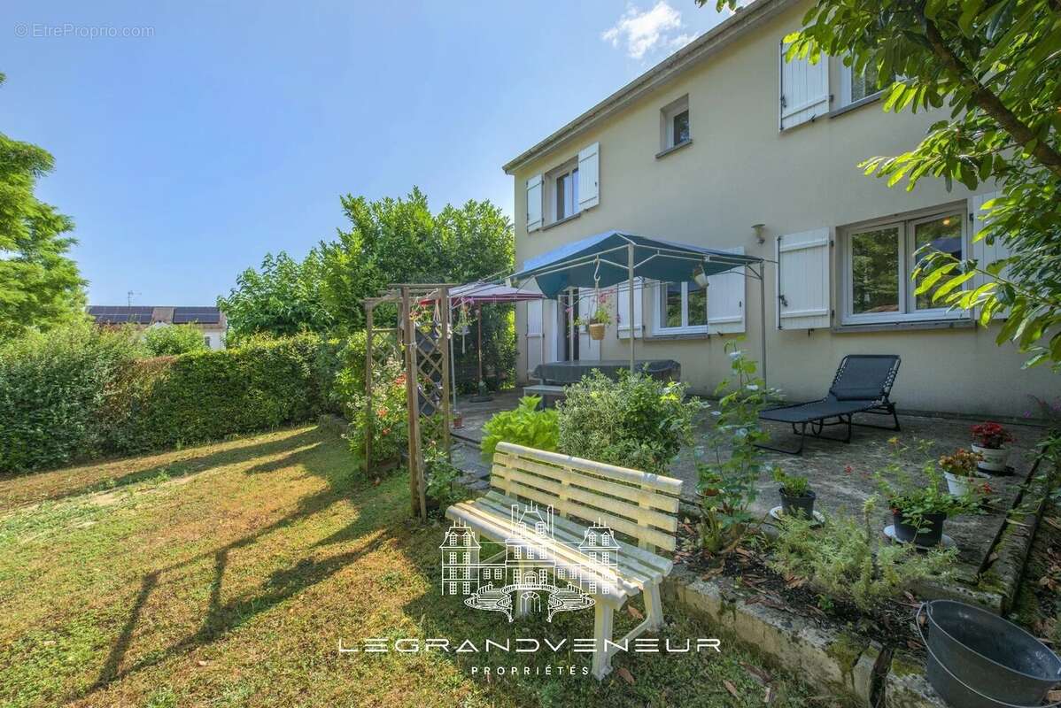 Maison à VENEUX-LES-SABLONS