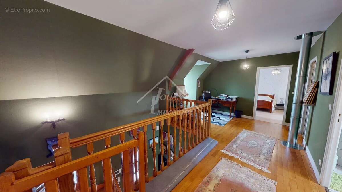 Maison à CREUZIER-LE-VIEUX