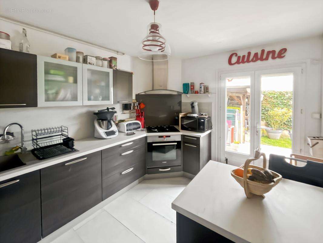  Maison 4 chambres à vendre, idéalement située proche commerces, écoles et commodités, belle pièce de vie lumineuse, terrain clo - photo 4