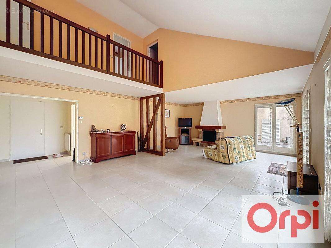 Maison à VOISINS-LE-BRETONNEUX