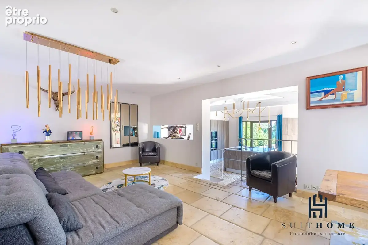 A vendre maison 175 m²  à Saint Romain Au Mont D Or, piscine et terrain clos et arboré - photo 6