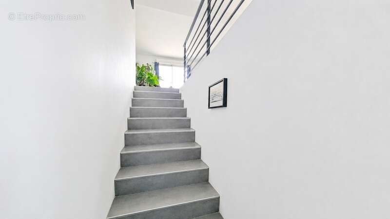 VERNÈGUES - secteur Cazan (13)  Magnifique maison de 190 m² avec vue panoramique & revenus locatifs - photo 11