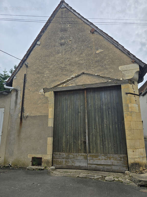 Parking à DUN-SUR-AURON
