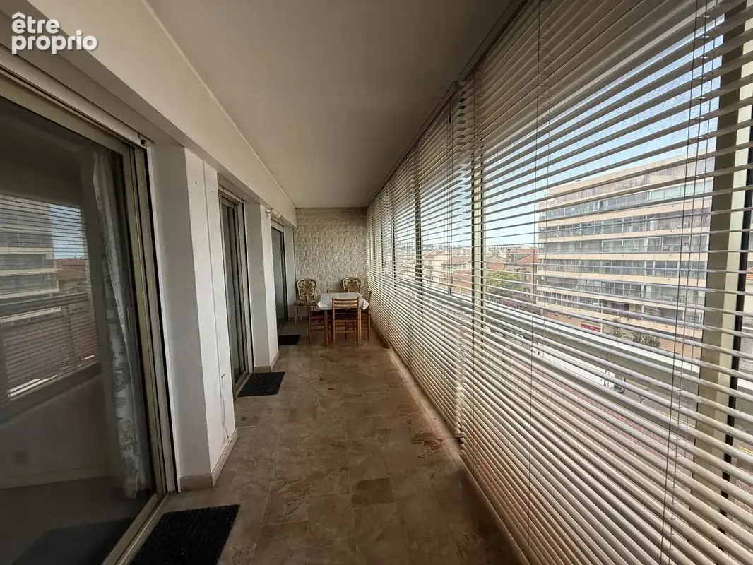 Cannes Centre : Appartement 2 pièces de 49 m² avec terrasse de 16 m² et aperçu mer, à rénover - photo 5