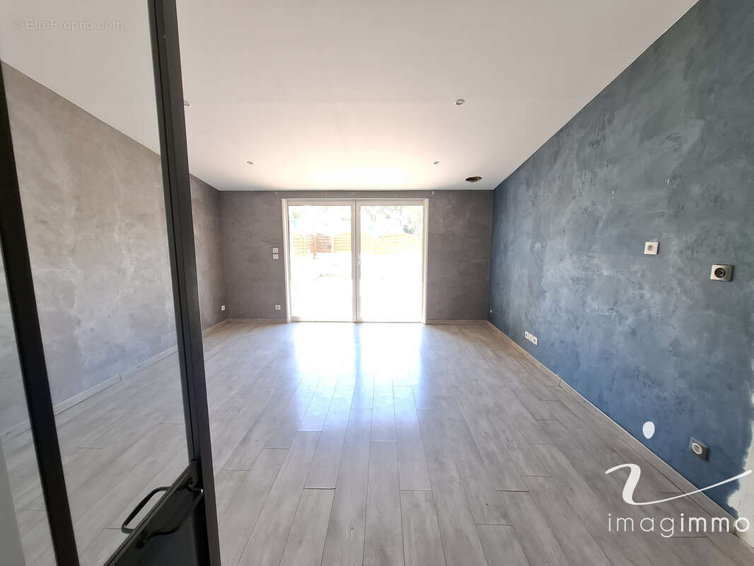 Maison de village de type avec 3 chambres, 2 pièces d'eau et une cour ! - photo 3