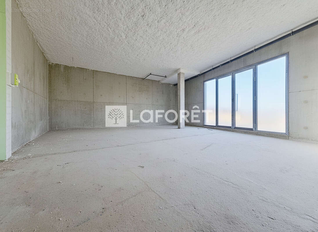 Local commercial ou professionnel d'angle 66 m² - AVRILLE - photo 2