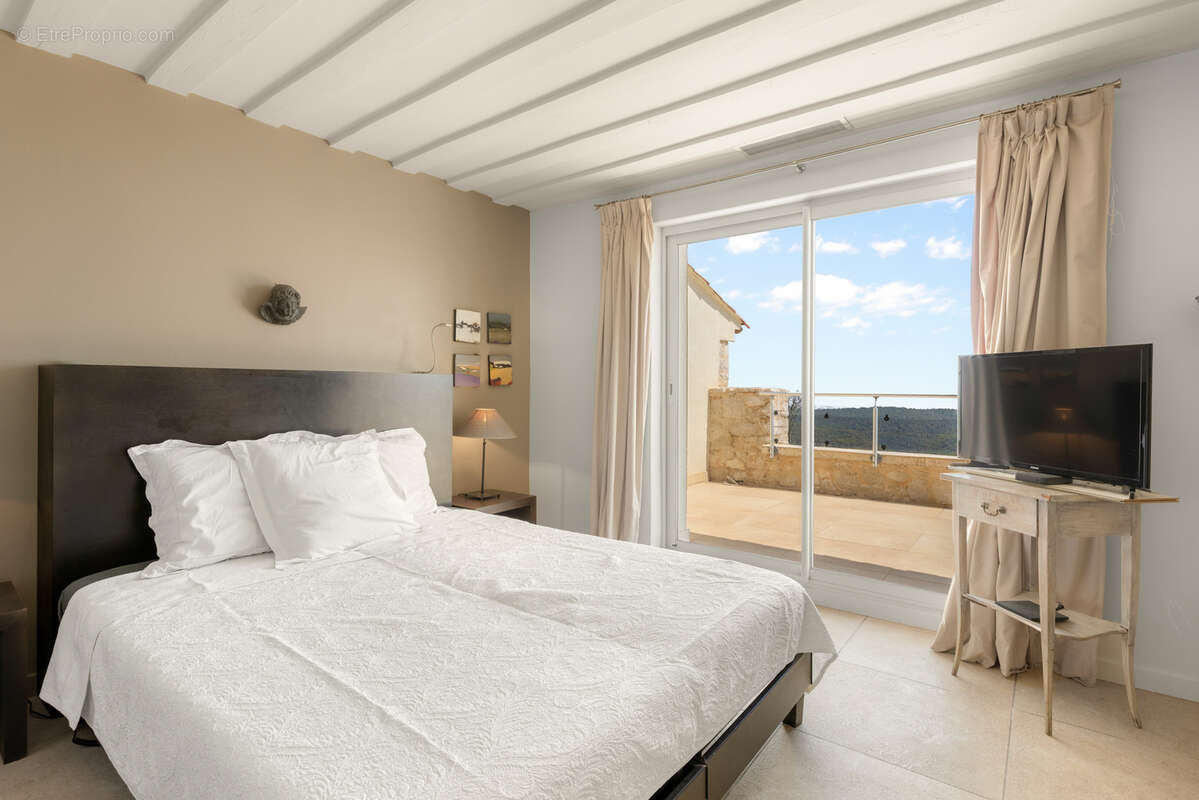TOURRETTES-SUR-LOUP — Villa d'exception avec vue mer panoramique - photo 16