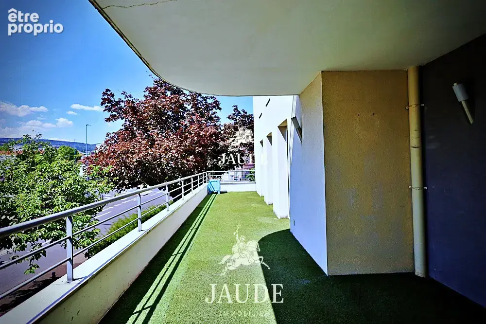 A VENDRE Appartement T3 rénové de 128 m2 avec deux terrasses, vue sur le Puy de Dôme, garage et parking - photo 5