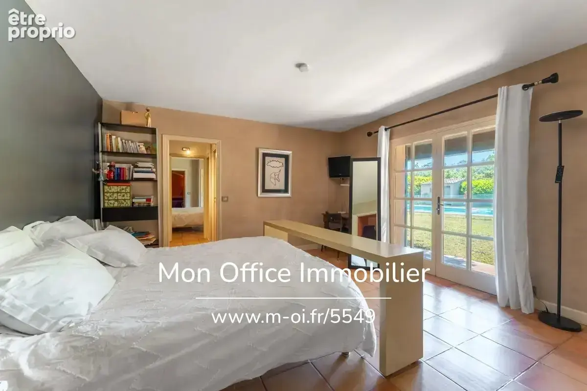 Référence : 7207-NGU. - Maison 10 pièces - 8 chambres - Jacuzzi, Piscine, Salle de Cinema - Village à pied - photo 26