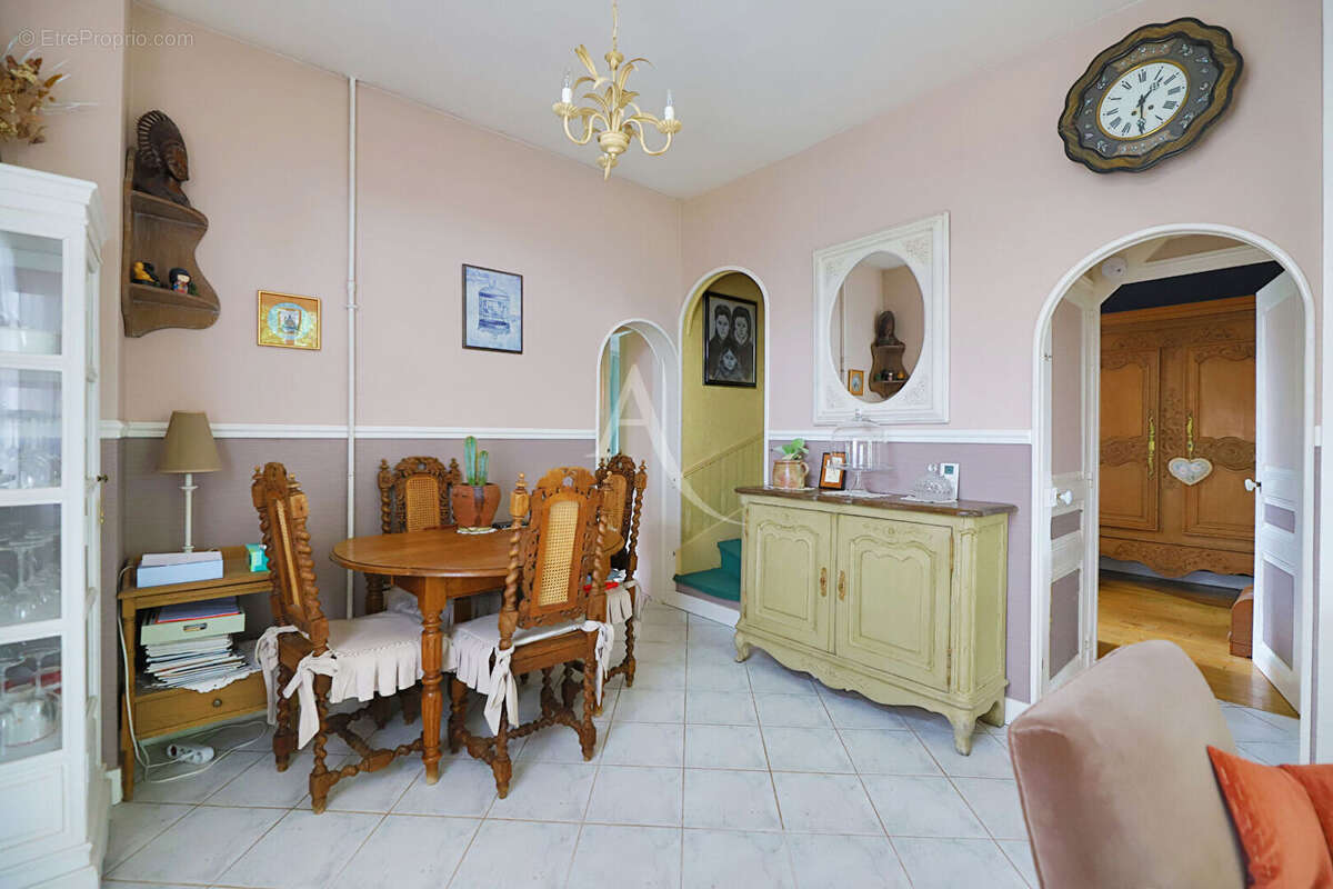 CHATOU, Maison de charme des années 1920 avec 4 chambres, jardin et stationnement - photo 4