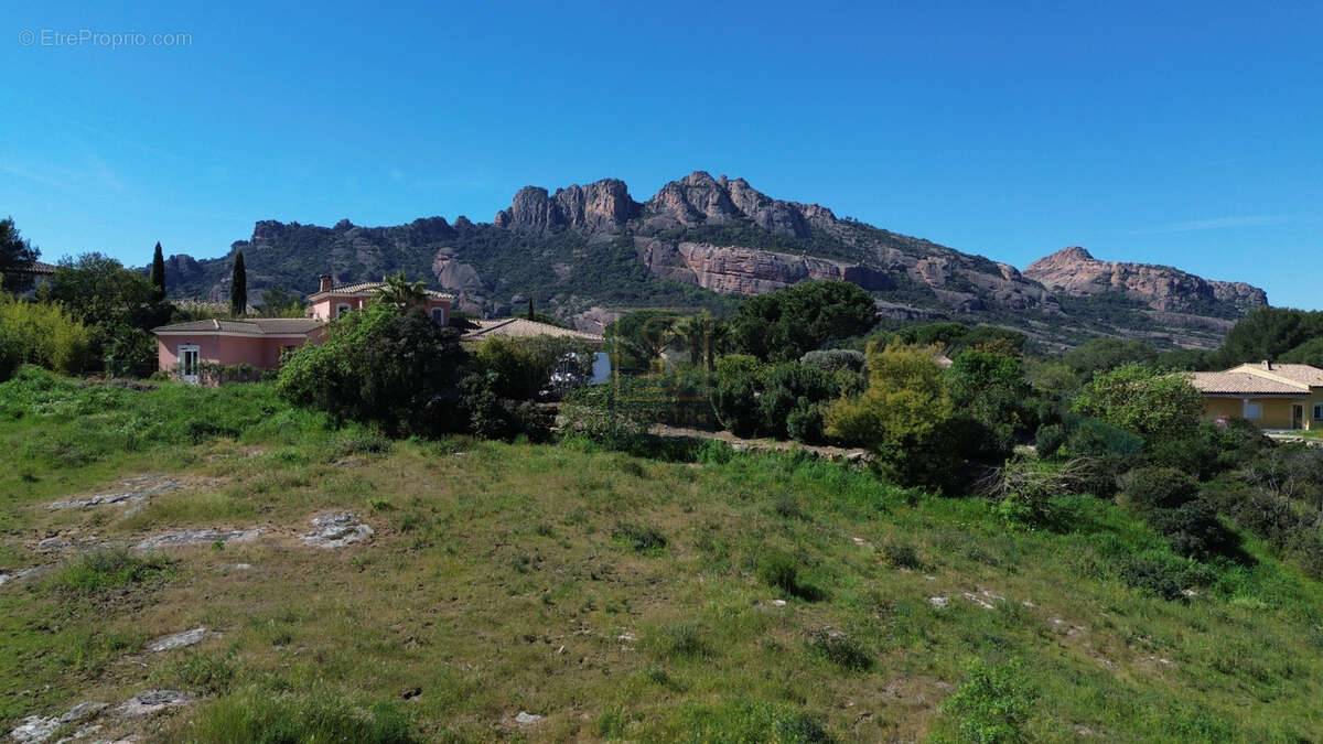Terrain à ROQUEBRUNE-SUR-ARGENS