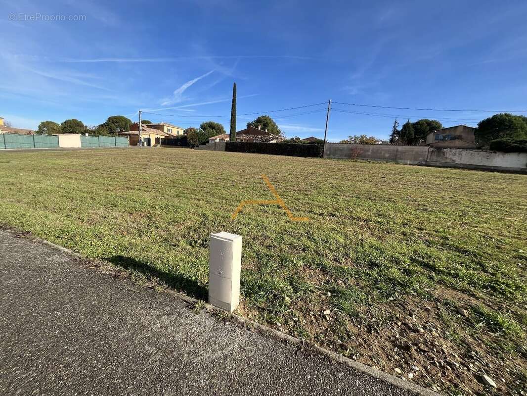 Terrain à VALREAS