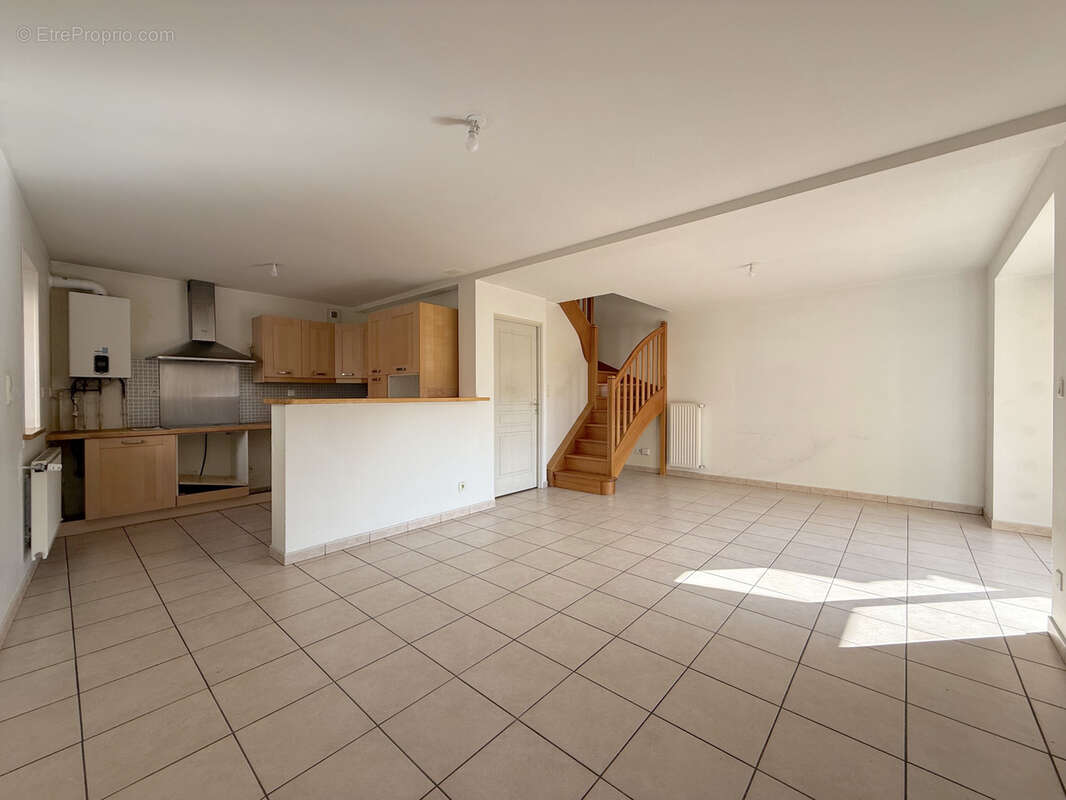 Appartement à LA TOUR-DE-SALVAGNY