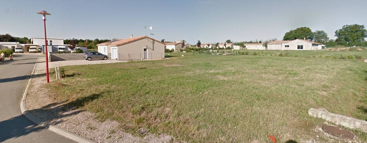 Terrain à NEUVILLE-DE-POITOU
