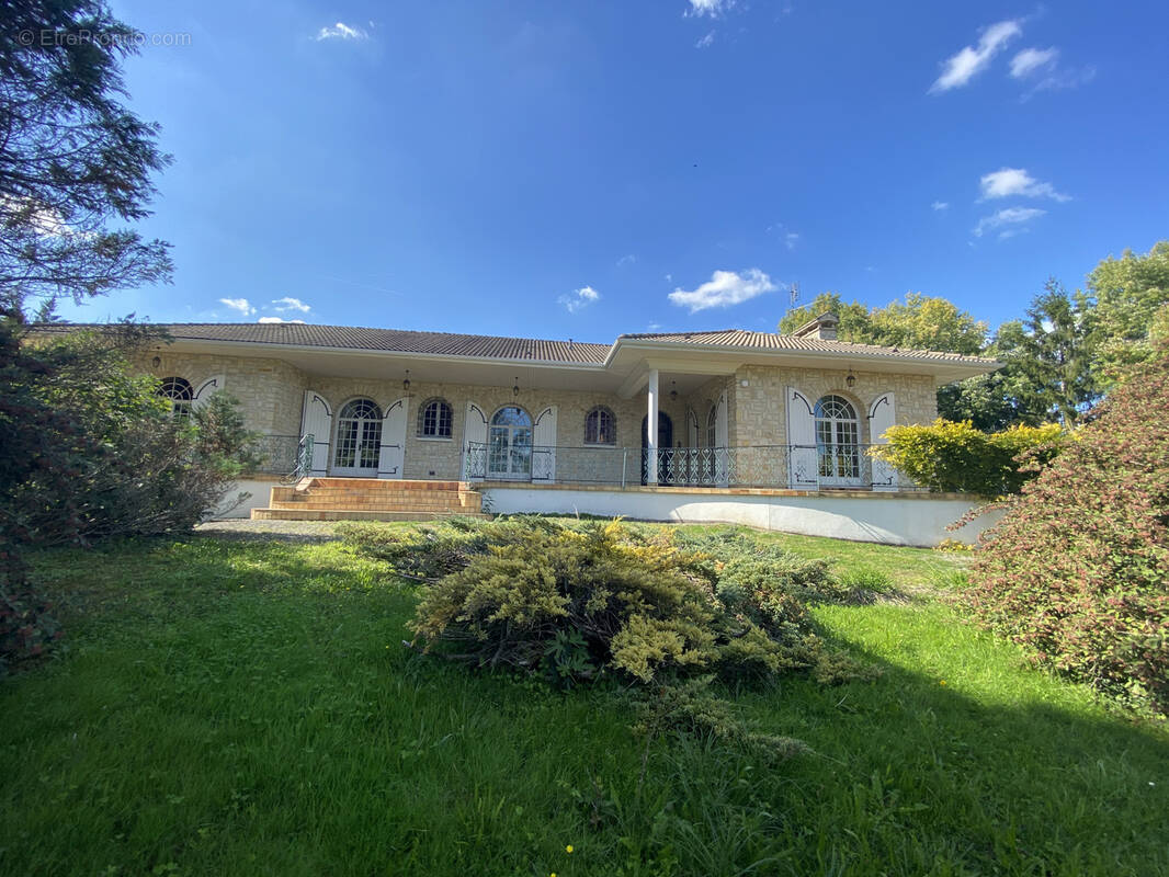Maison à ROULLET-SAINT-ESTEPHE