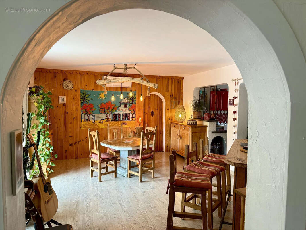 Dickjan POPPEMA d'eXp France vous propose une belle maison avec piscine, 3 chambres et un petite terrain sans vis-à-vis - Maison à PIERREVERT