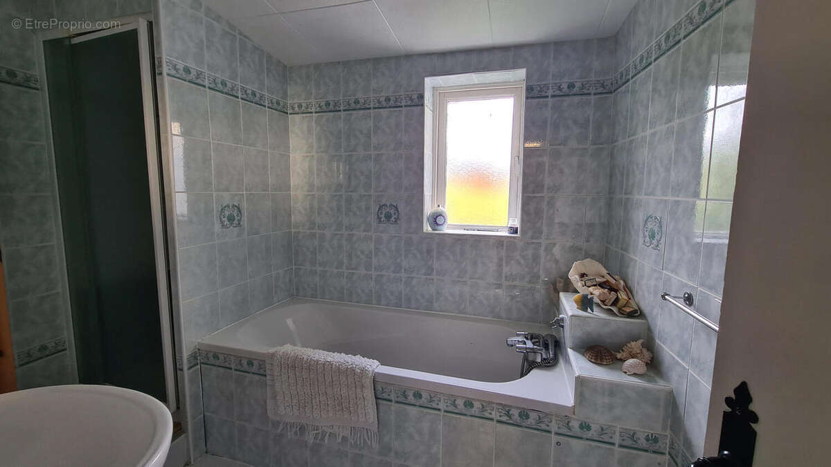 salle de bains - Maison à CHALAIS