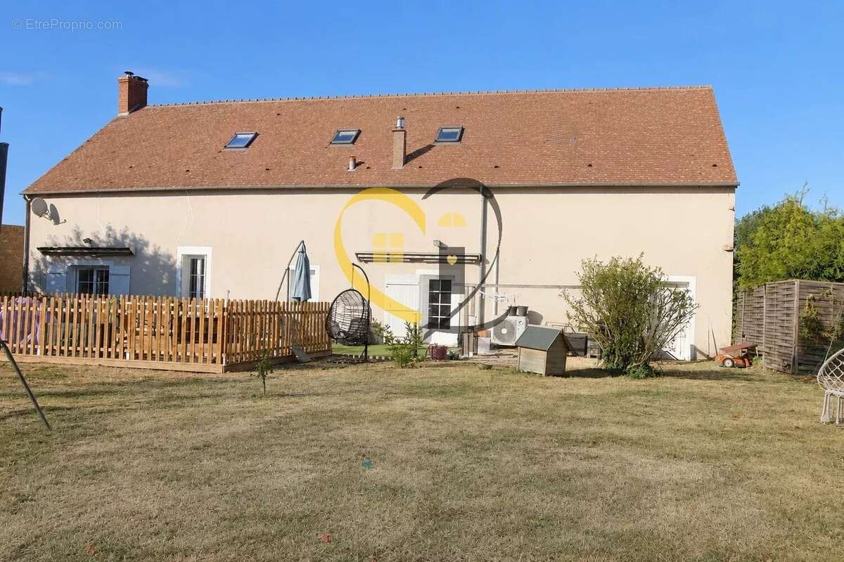Maison familiale de 237 m² avec piscine – Chéry (18) - photo 2