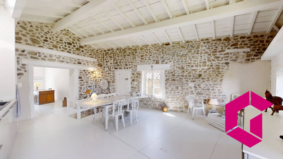 Maison à TOURS-SUR-MEYMONT