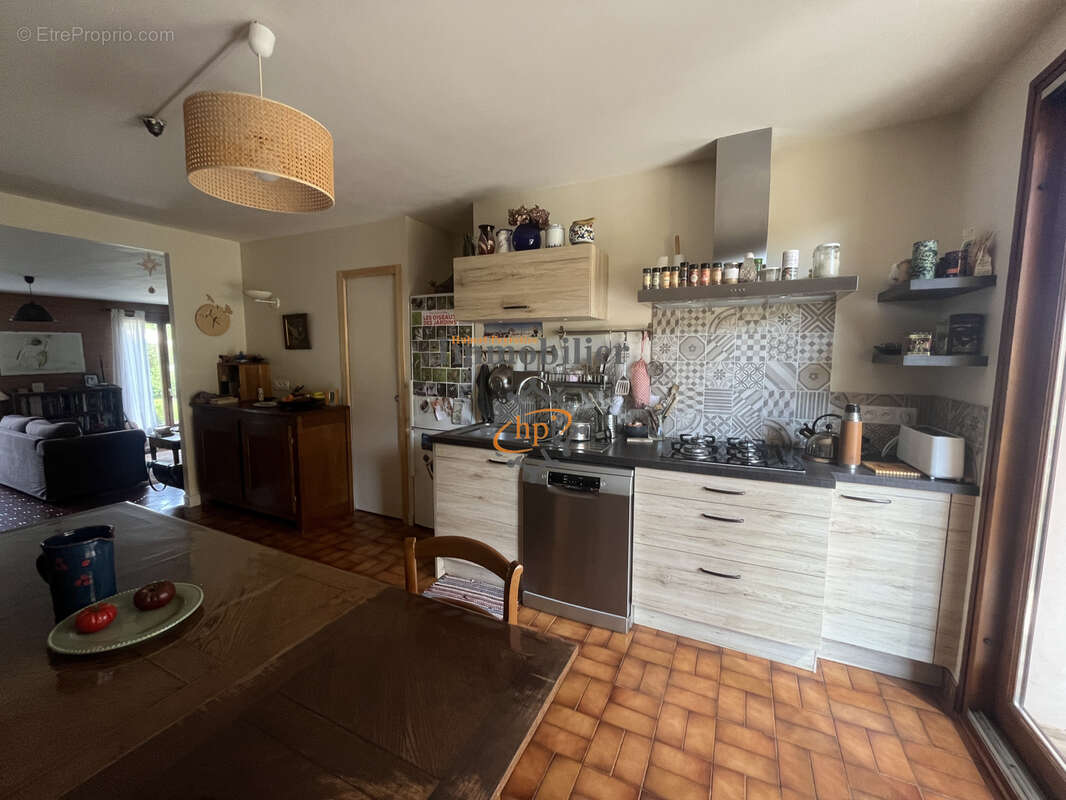 Maison individuelle avec garage, dépendances et terrain attenant. - photo 6