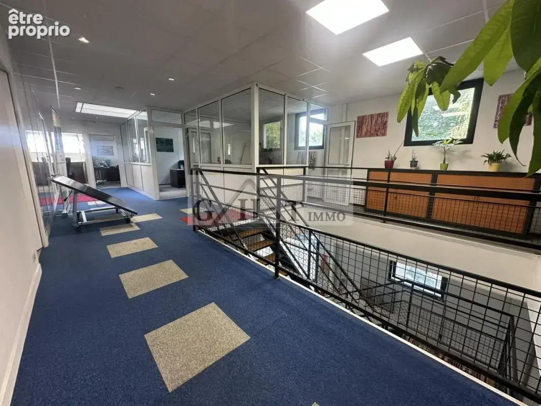 Entrepot + locaux á vendre - photo 3