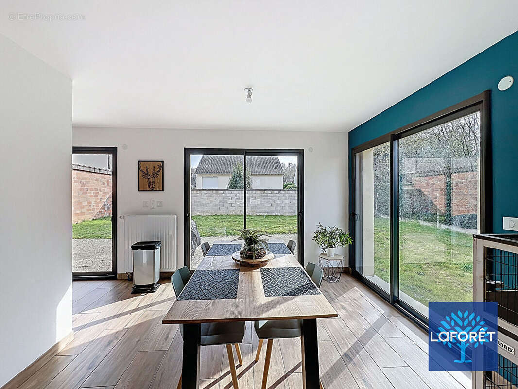 Maison à D'HUISON-LONGUEVILLE