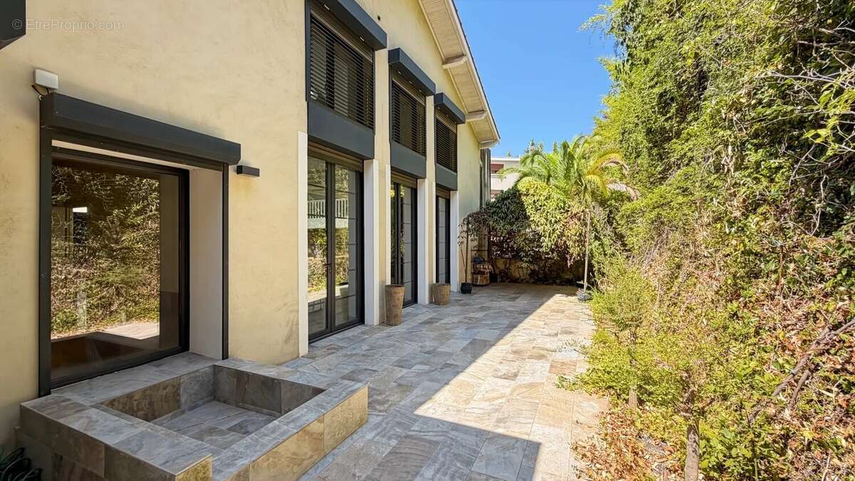 L'histoire continue. Bienvenue dans l'un des lofts les plus extraordinaires de Cannes à deux pas de la Croisette - photo 3