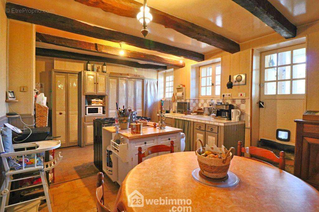 Fonctionnelle, elle autorise un rafraîchissement, - Maison à CEAUX-EN-COUHE