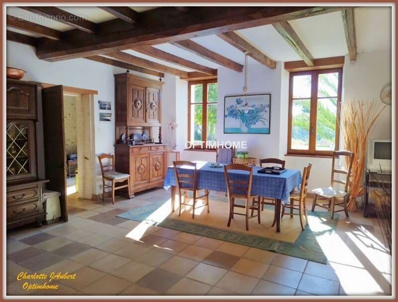 Maison à MONTMOREAU-SAINT-CYBARD